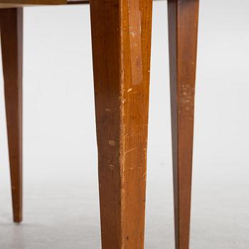 A mahogany-veneered dining table, first half of the 20th century.