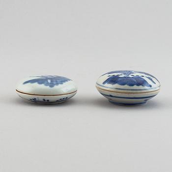 Sigilldosor med lock, porslin. Kina, 1900-tal.