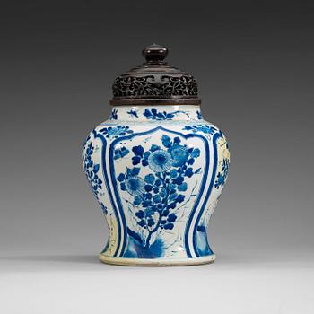 1701. A blue and white vase, Qing dynasty, Kangxi (1662-1722).