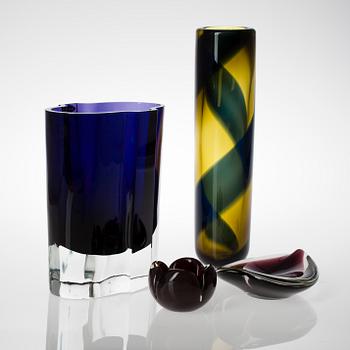 VASER, 2 st, och SKÅLAR, 2 st, glas, Jaakko Niemi, Notsjö 1900-talets senare hälft. En signerad.