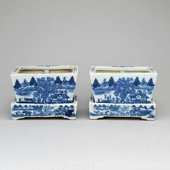 A pair of blue and white dishes, Qing dynasty, circa 1900.