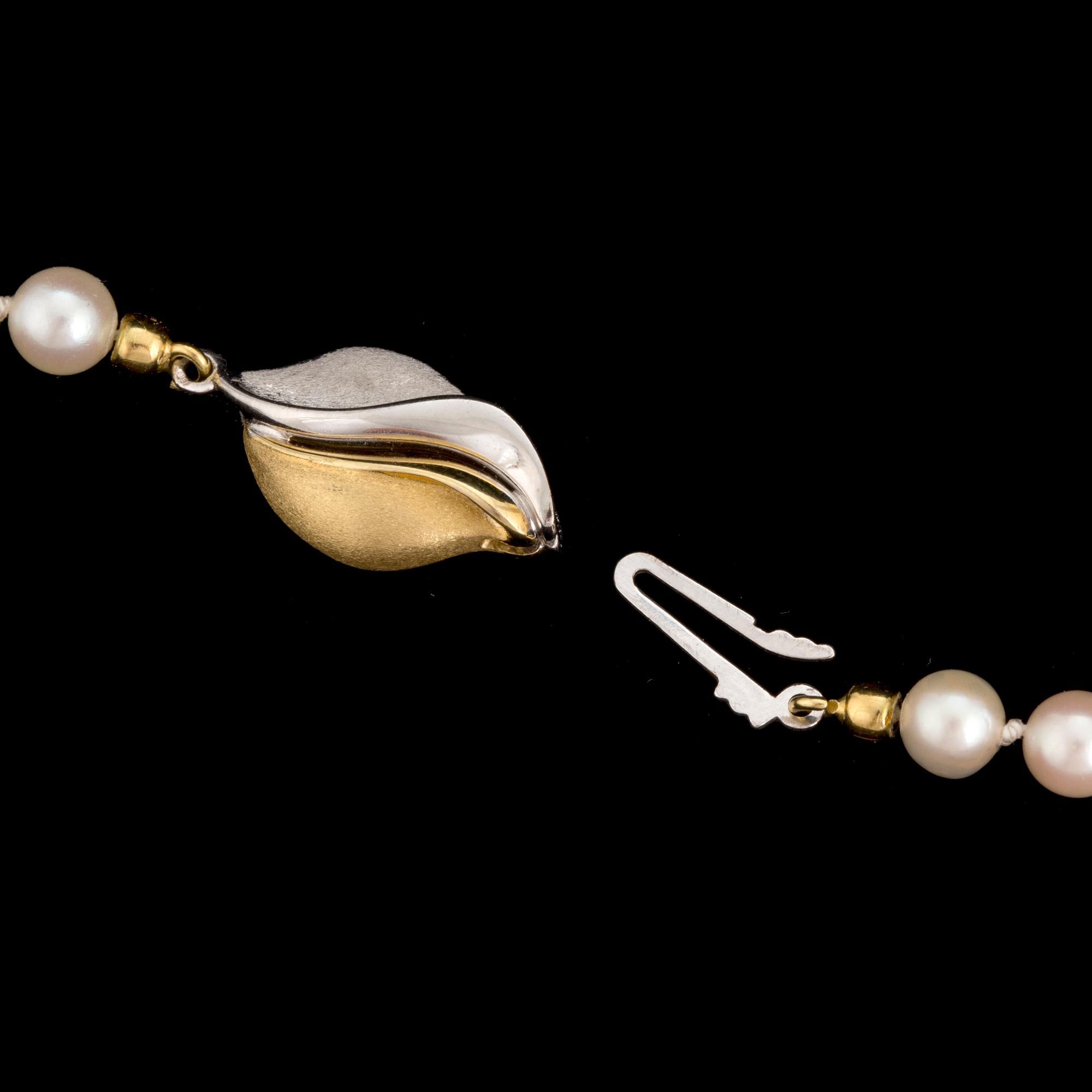 A necklace of cultured pearls with a clasp in 18K gold.