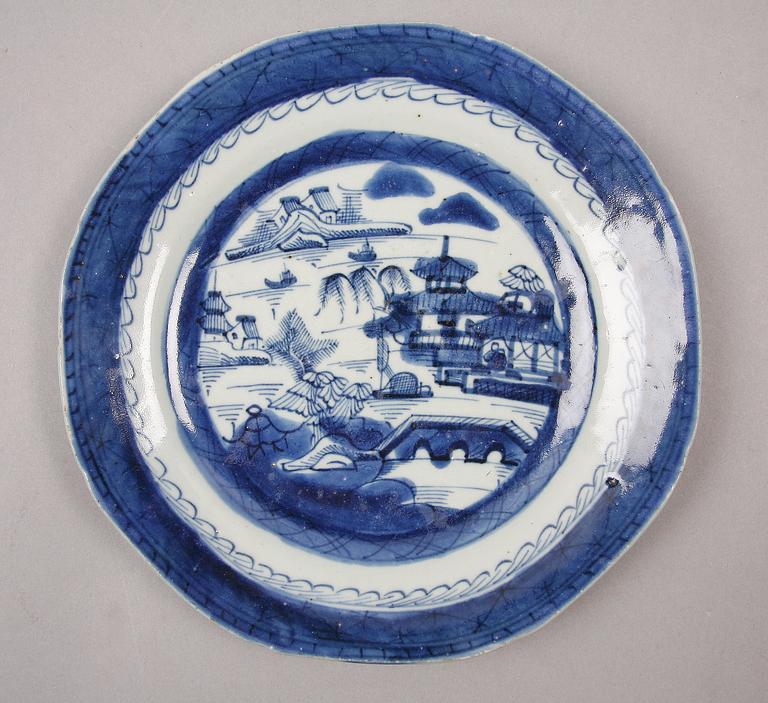 TALLRIKAR, 12 st samt ASSIETTER, 4 st, porslin, Kina, 1700-1800-tal.