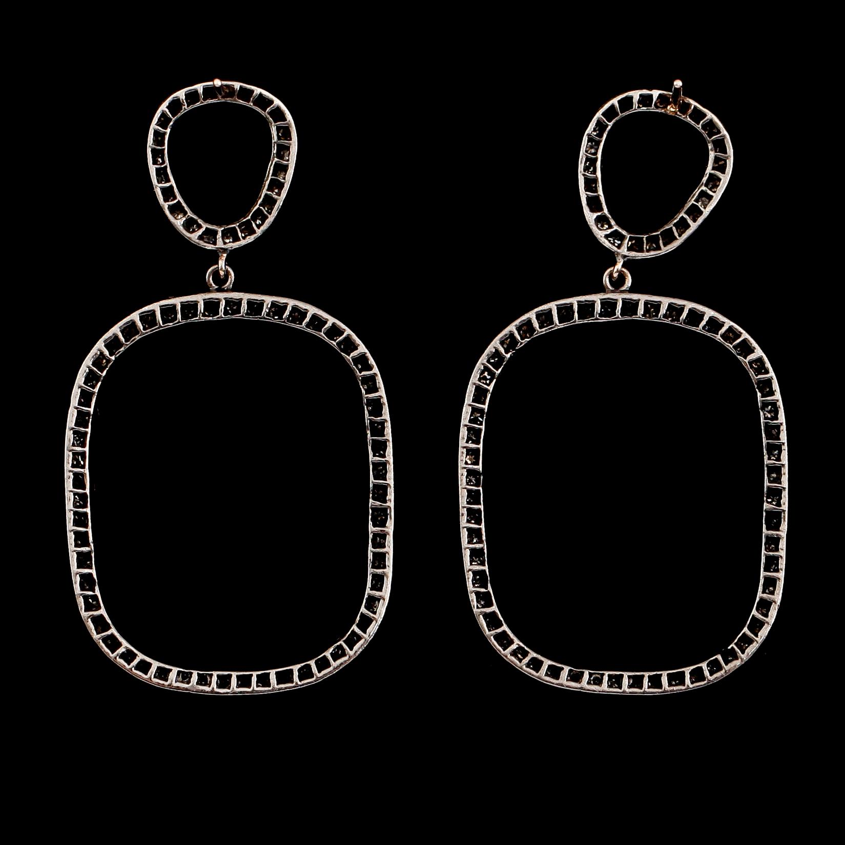 ÖRHÄNGEN, 1 par, 18 k guld och oxiderat silver, diamanter. Total vikt ca 9,6 g.