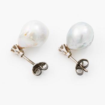 Earrings in white gold with drop-shaped grey pearls and round brilliant-cut diamonds.