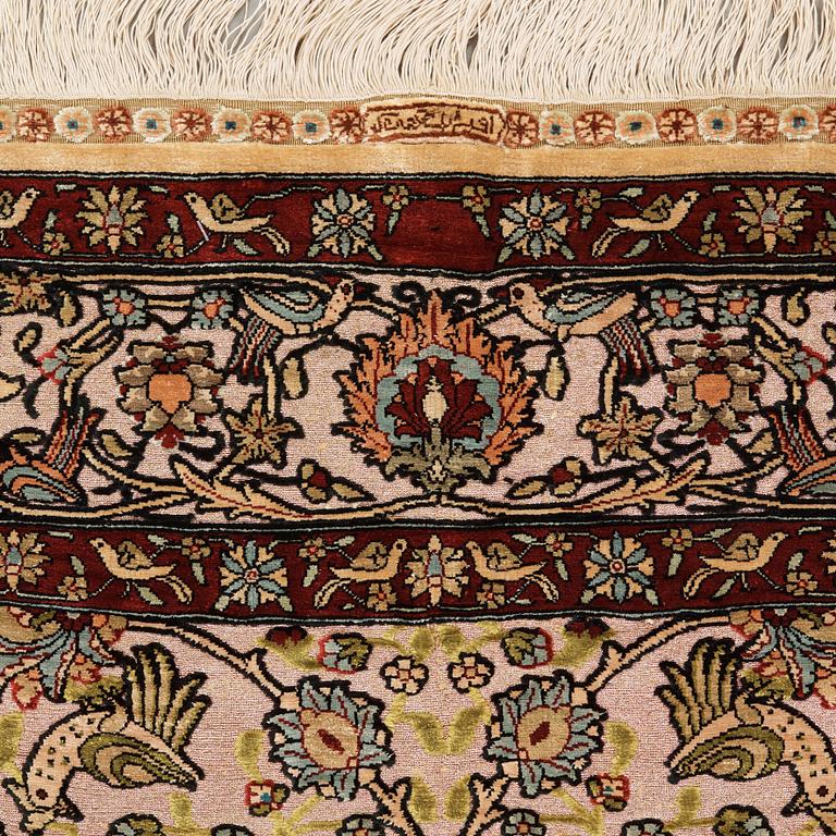 A RUG. An old silk Hereke Souf. 156,5 x 104 cm.