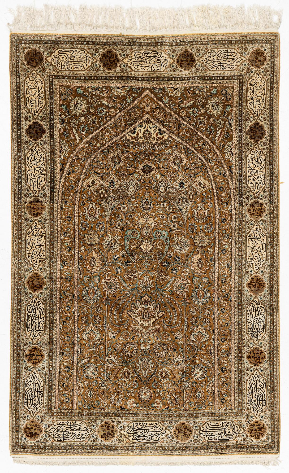 Matta, silke Ghom, ca 213 x 140 cm.