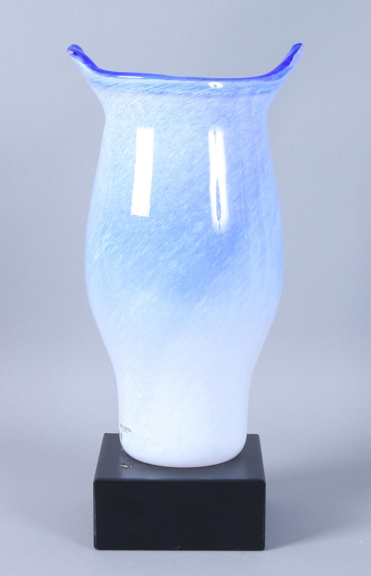 VAS, glas, Ulrica Hydman-Vallien, Kosta, sign.