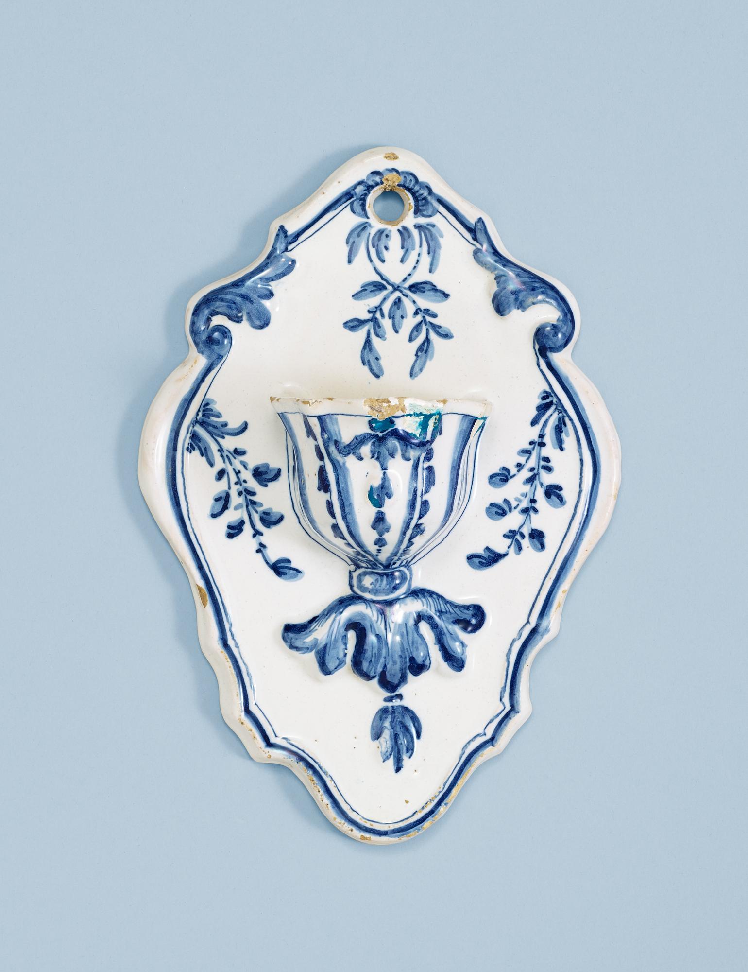 A Swedish faience hanging soap holder, Rörstrand 1752.