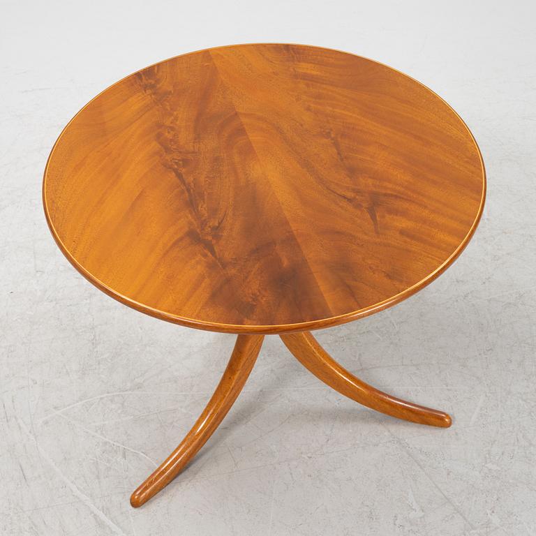 A Josef Frank model 1028 table, Firma Svenskt Tenn.