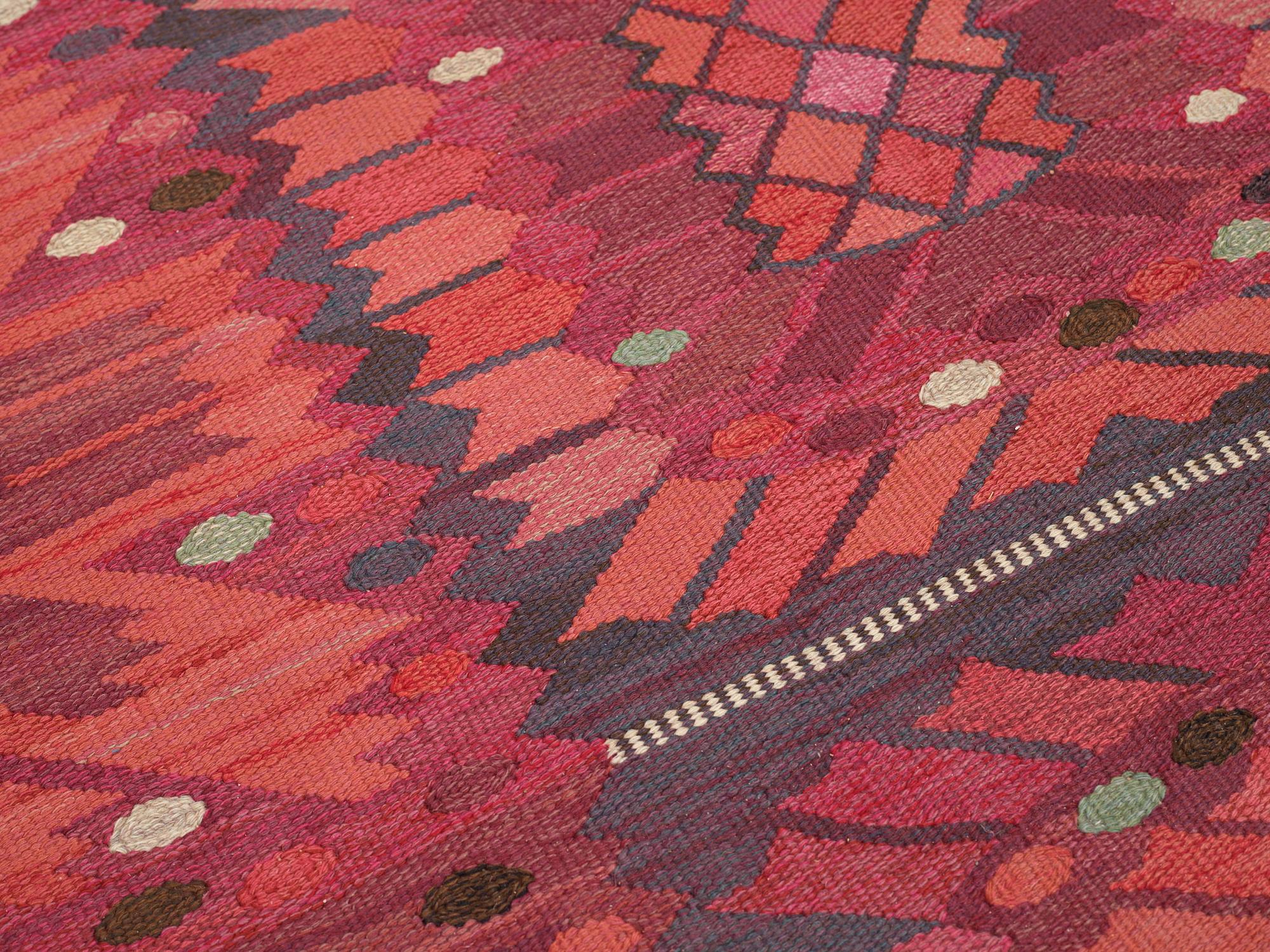 Barbro Nilsson, Matto, "Nejlikan röd", flat weave, ca 320-323 x 251 cm, signed AB MMF BN.