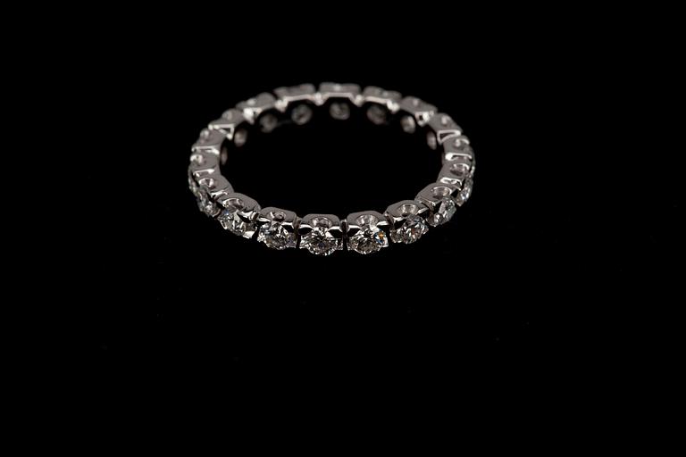 ALLIANSRING, vitguld 18K, briljantslipade diamanter 18 x 0,07 tot. 1,26 ct. Vikt 2,9 g.