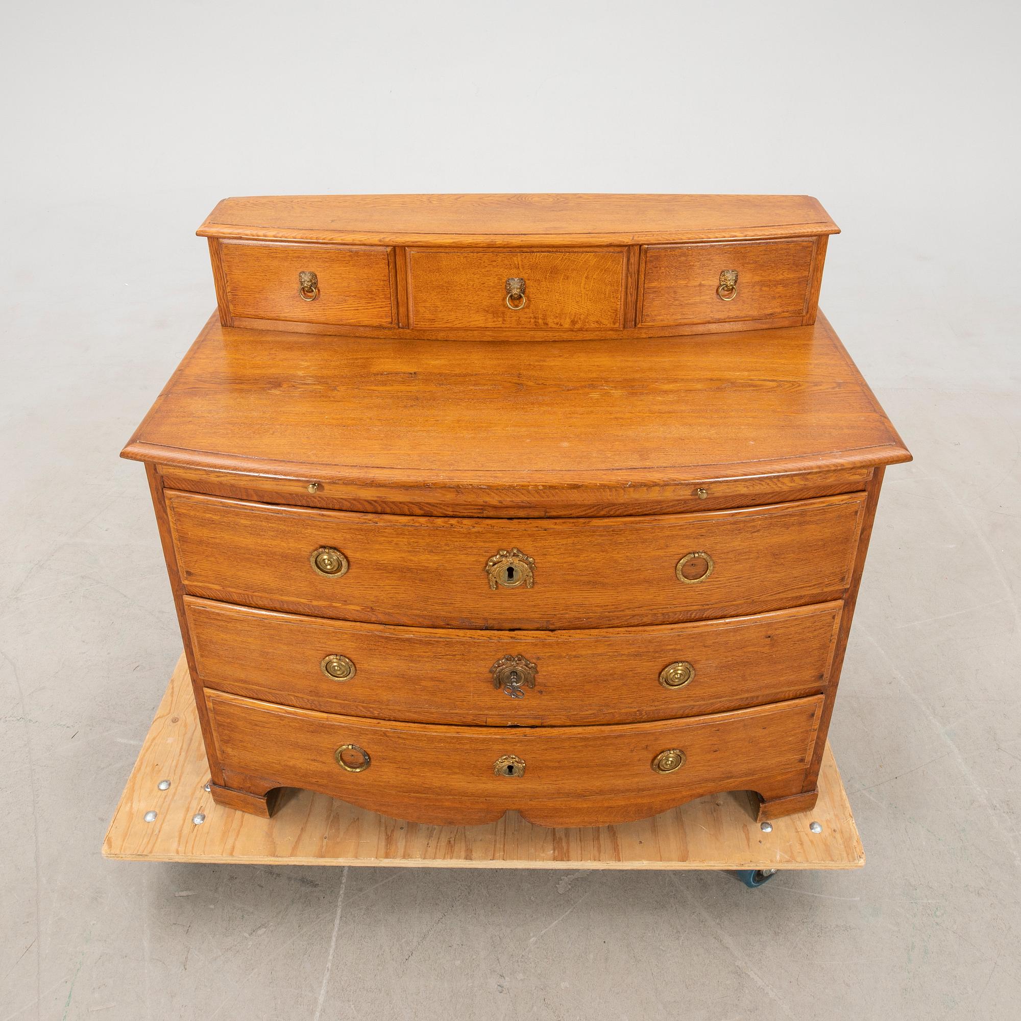Chest of drawers with a superstructure, Late Baroque 18th century.