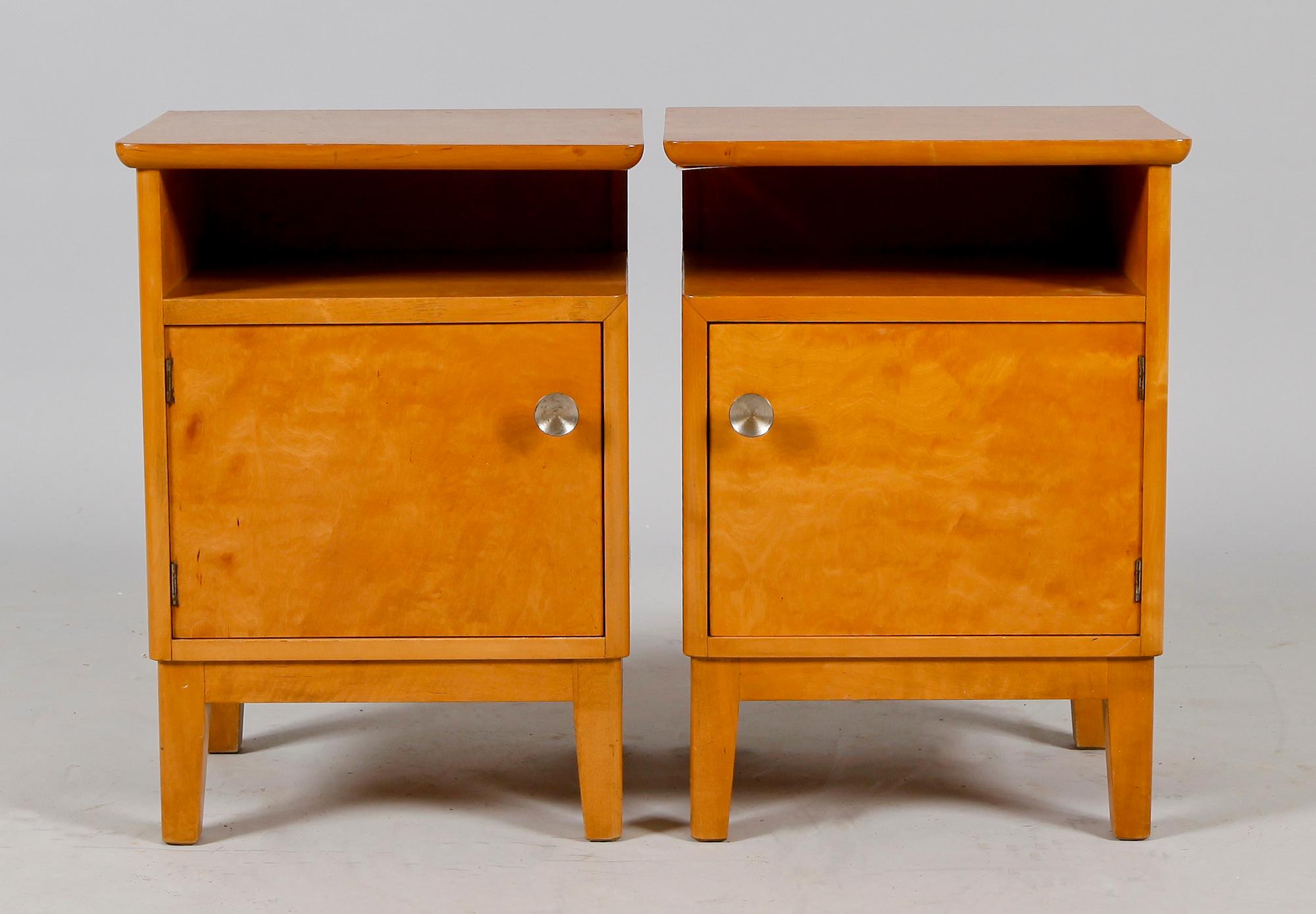 SÄNGBORD, 1 par, björk, 1900-talets mitt.