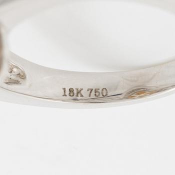 Ring, cocktailring, 18K vitguld med odlad pärla och baguette- och briljantslipade diamanter.