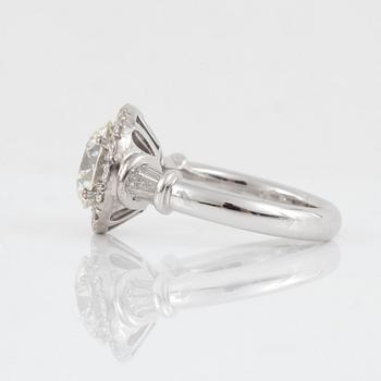 A brilliant-cut diamond ring. Center stone 3.13 cts, quality J/VS1 according to HRD certificate.