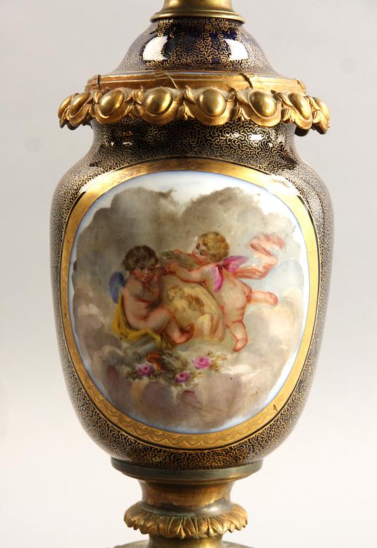 BORDSLAMPA, porslin och förgylld mässing, 1800-talets slut.