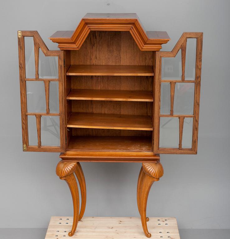 VITRIINIKAAPPI, 1900-luvun puoliväli.