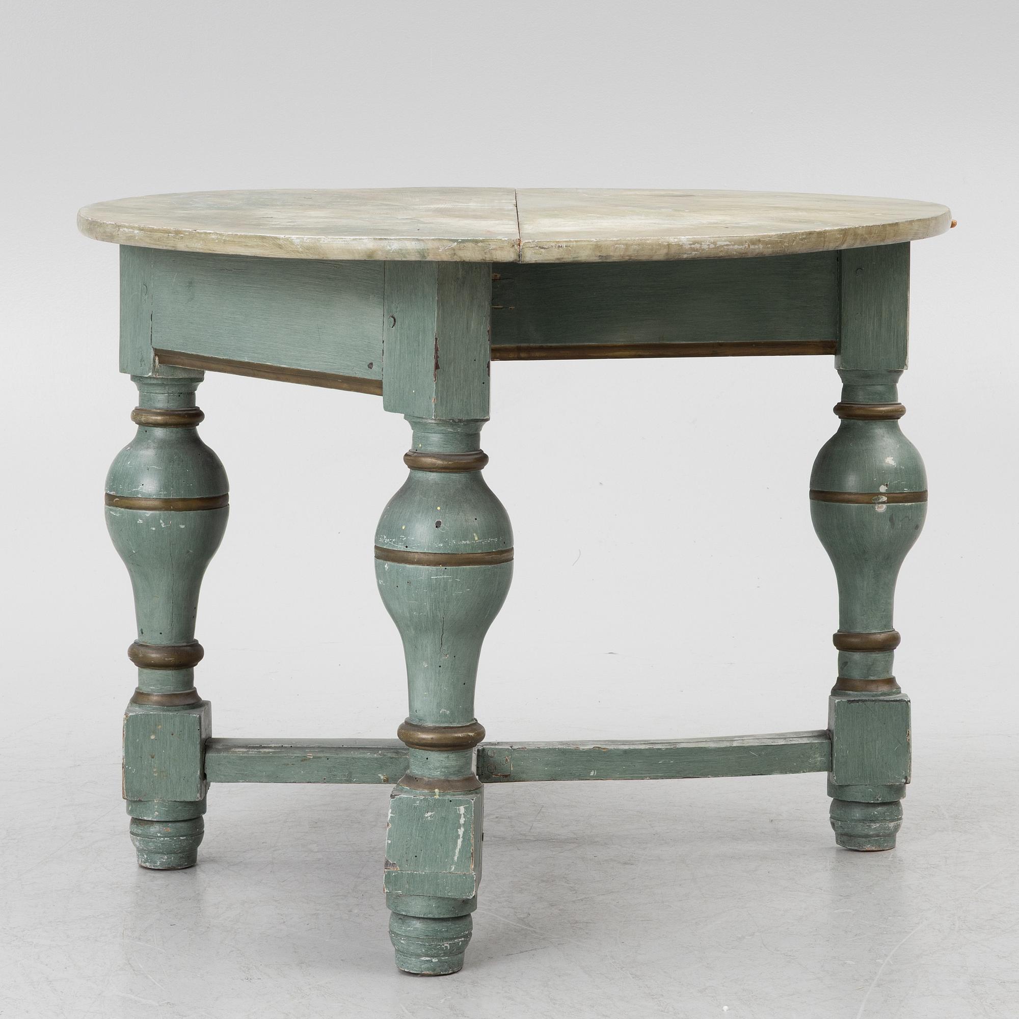 Drop-leaf table, 18th century.