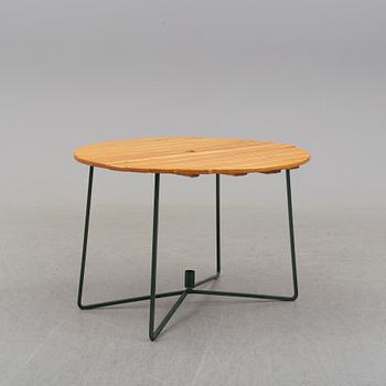 TRÄDGÅRDSGRUPP, fem stolar och ett bord, Grythyttan, tillverkade mellan 1954 och 1962.