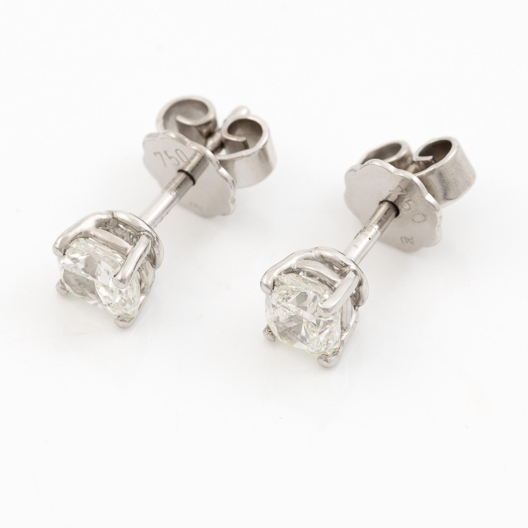 Örhängen, ett par,  18K vitguld med cushionslipade diamanter totalt 1.03 ct, medföljande GIA dossier.