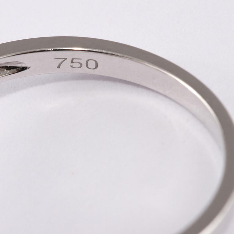 RING, 18k vitguld med briljantslipade diamanter, totalt 0.61 ct. Vikt 3 g.