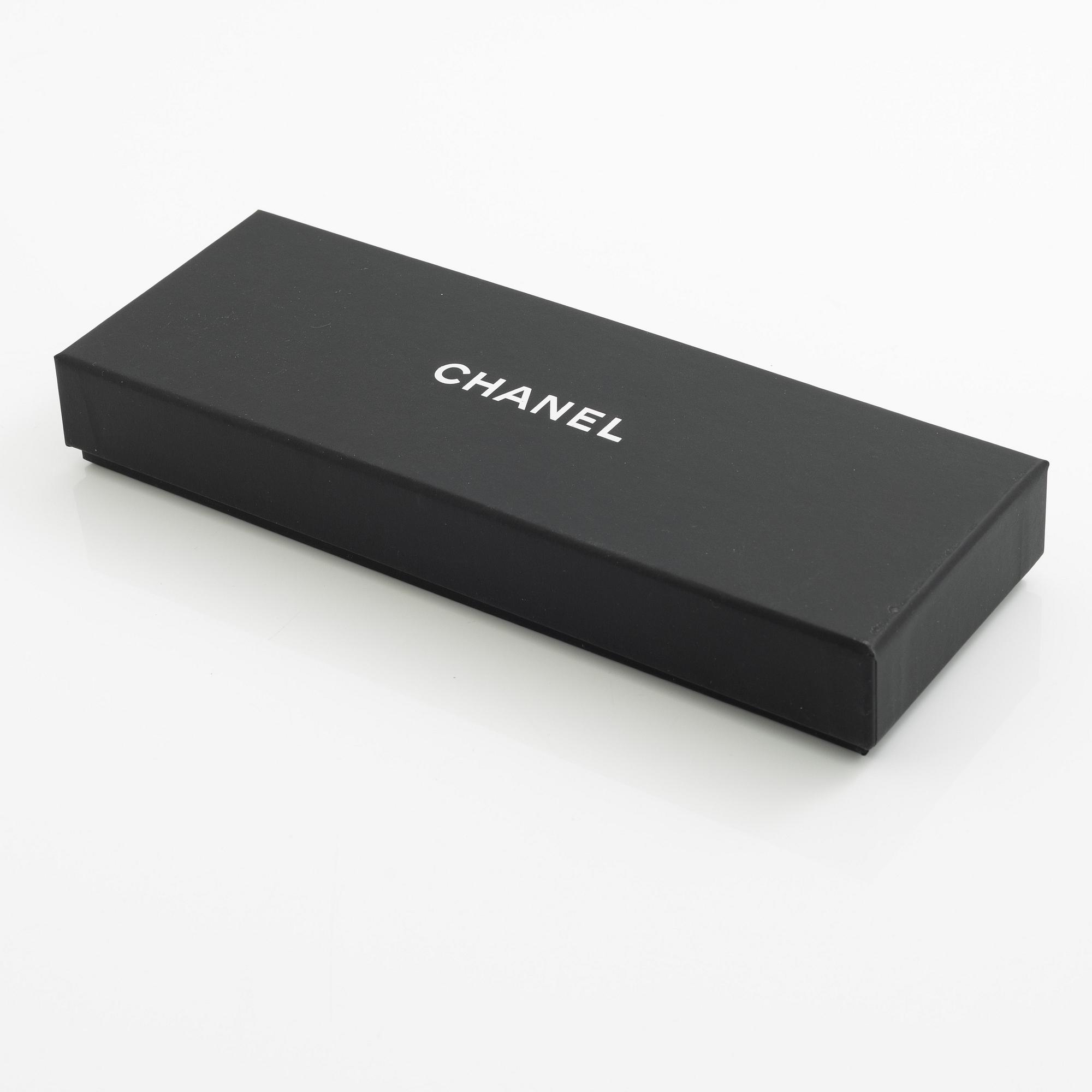 Chanel, Twilly scarf.