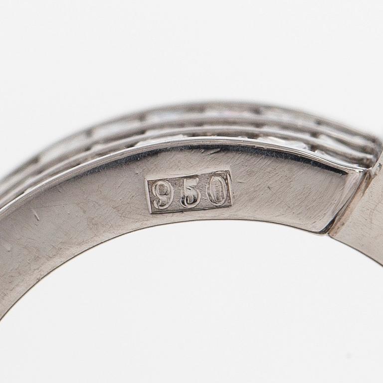 Sormus, platinaa ja princess-hiottuja timantteja yhteensä noin 4.21 ct.