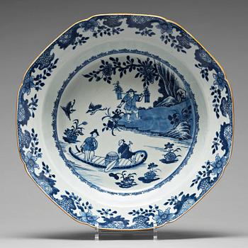 946. A blue and white basin, Qing dynasty, Qianlong (1736-95).