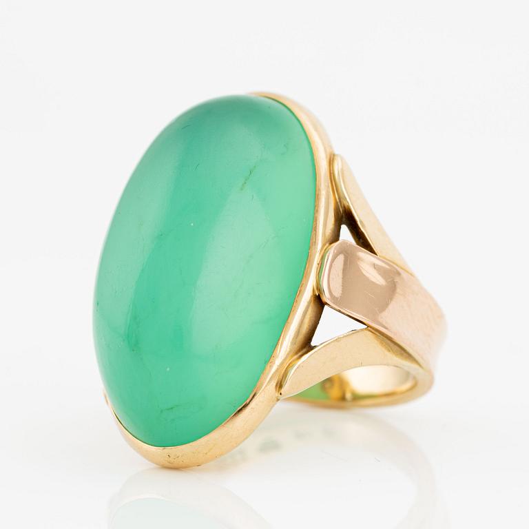 Ring, W.A Bolin, 18K guld med oval cabochonslipad krysopras.