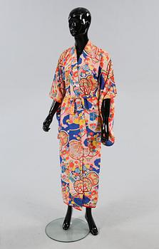 KIMONOS, 3 st, samt MORGONROCK, Japan, 1900-talets andra kvartal.
