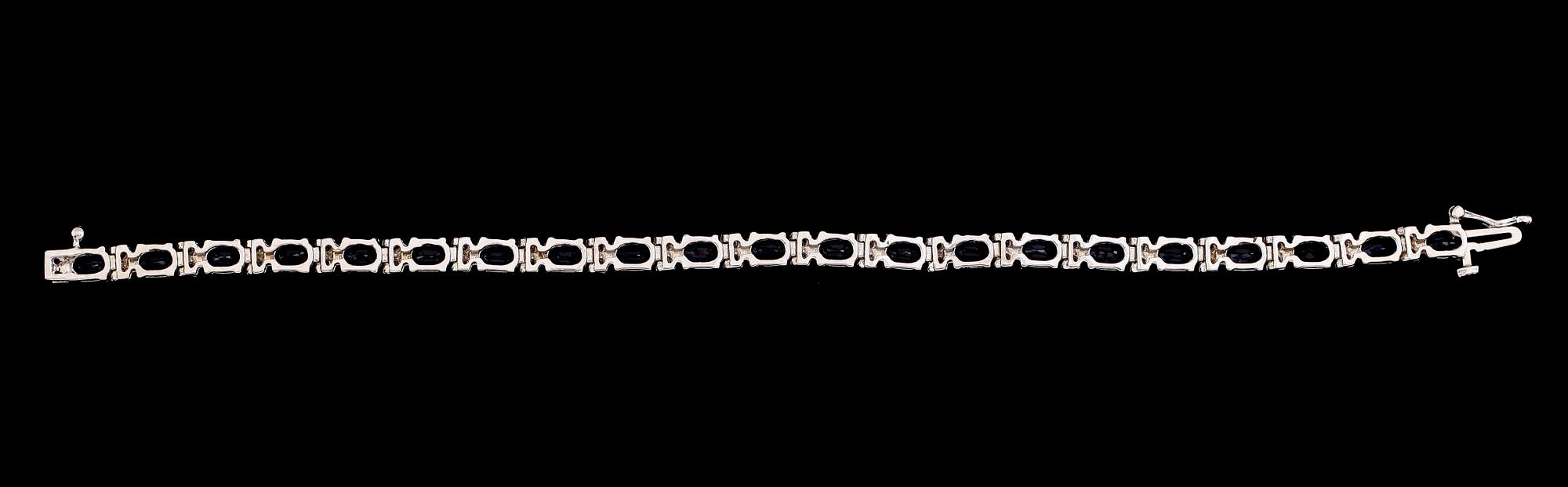 ARMBAND, 10 k vitguld, safirer och briljantslipade diamanter. Vikt 11,6 g.