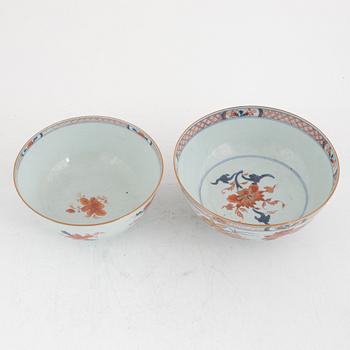 Skålfat, tre stycken samt skålar, två stycken, porslin, Kina, Qingdynastin, Qianlong (1736-95).