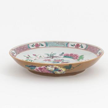 A Chinese porcelain bowl and dish, Ming dynasty 17th Century and Qing dynasty 18th/19th Century.