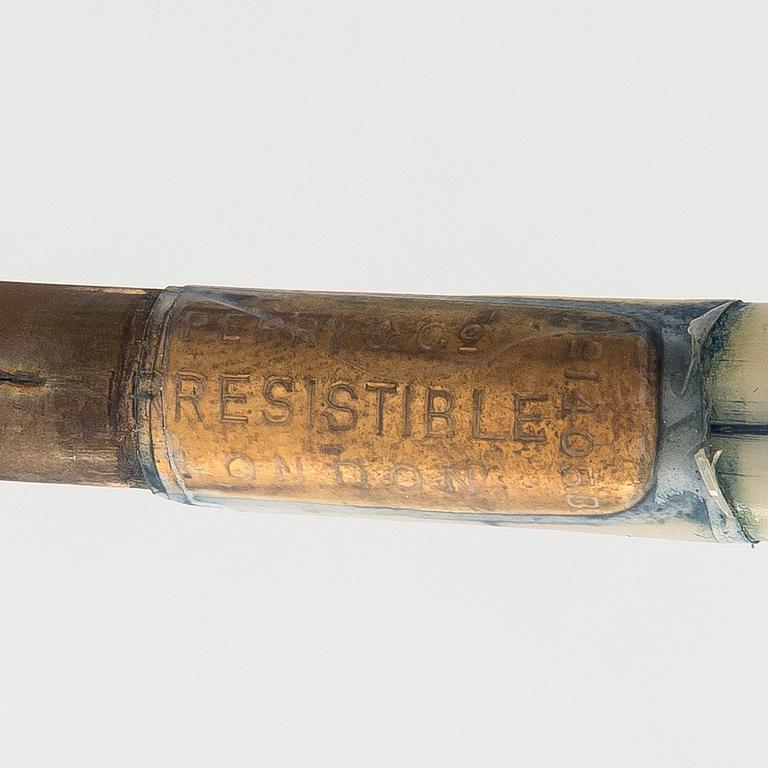Mustepulloteline ja kynttilänjalka, hopeaa ja lasia, Storr & Mortimer, Lontoo 1832.