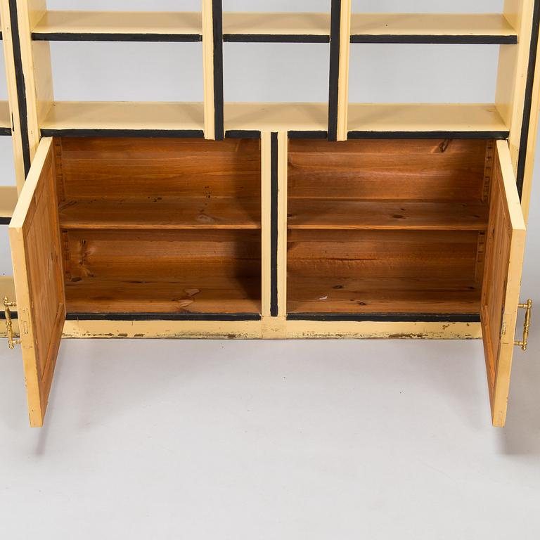 Väggskåp och hylla, apoteksinredning, Sagu, Finland 1900-talets början.