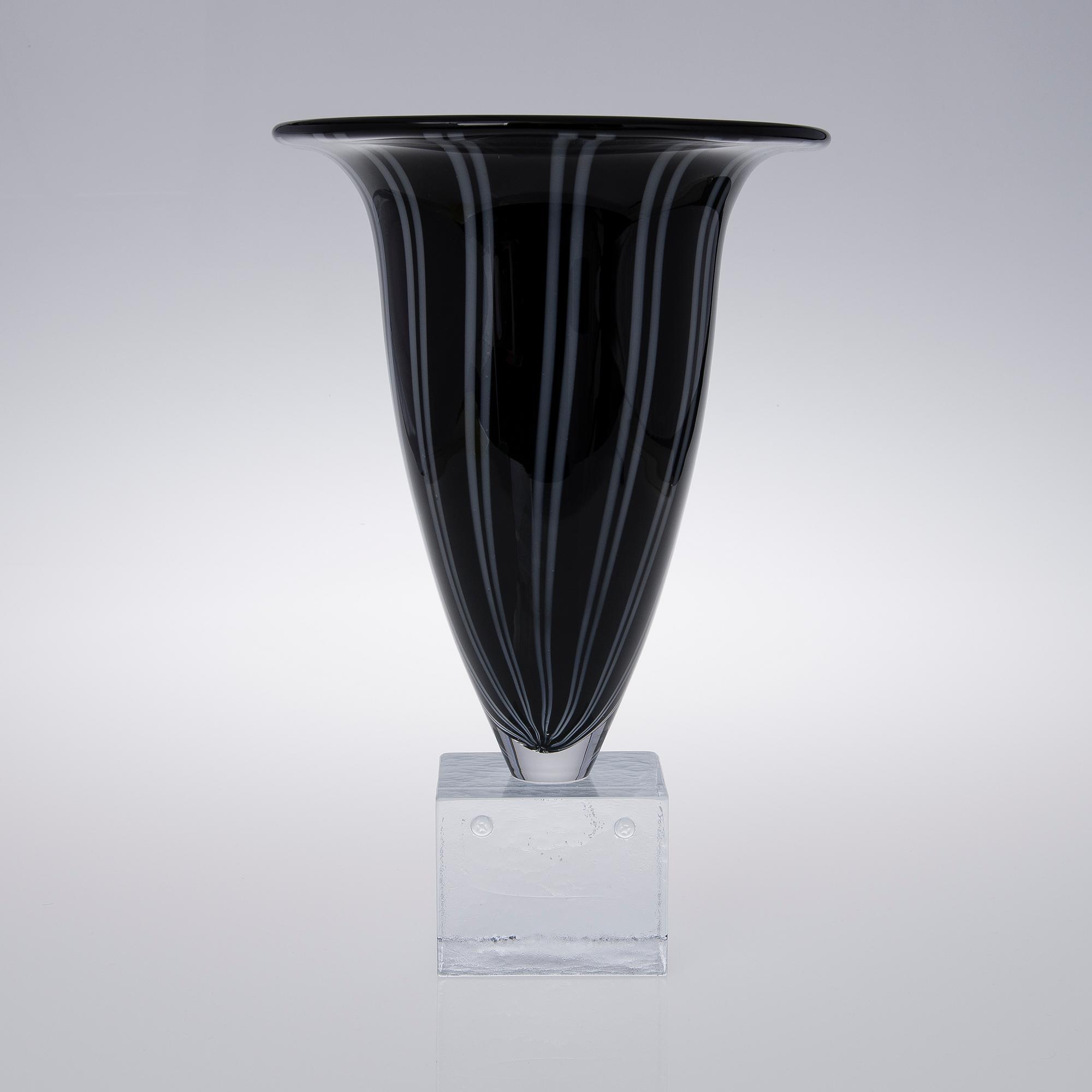 TARU SYRJÄNEN, KONSTGLAS. "Mars", sign. Taru Syrjänen 1998.