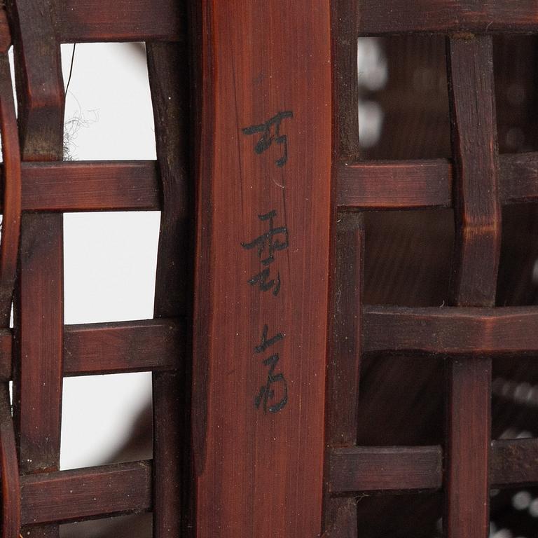 Korg, sotad bambu med insats av trä, Japan, Meiji, omkring år 1900, signerad Kom Tiku Sai.