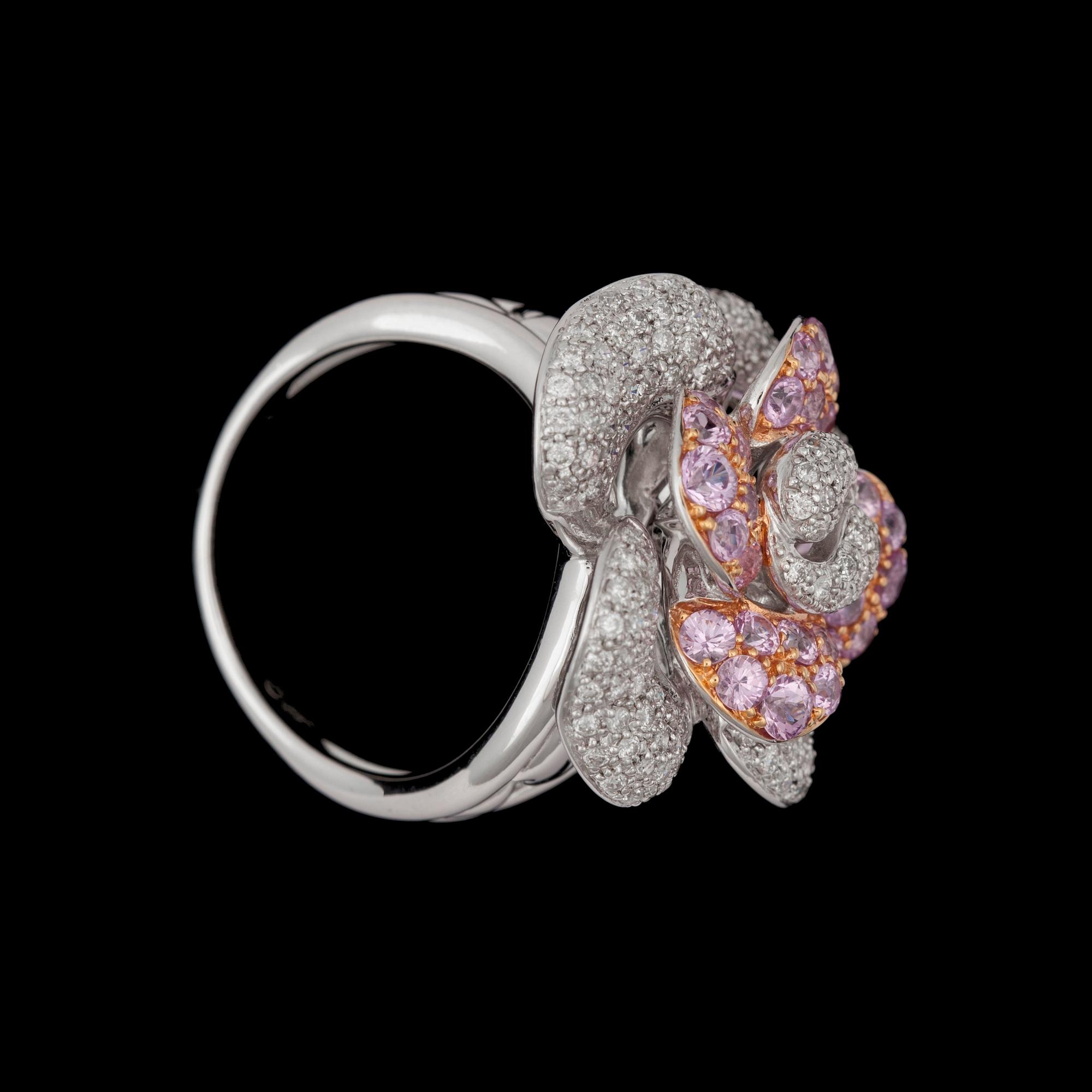 RING, med rosa safirer, samt 172 st diamanter.