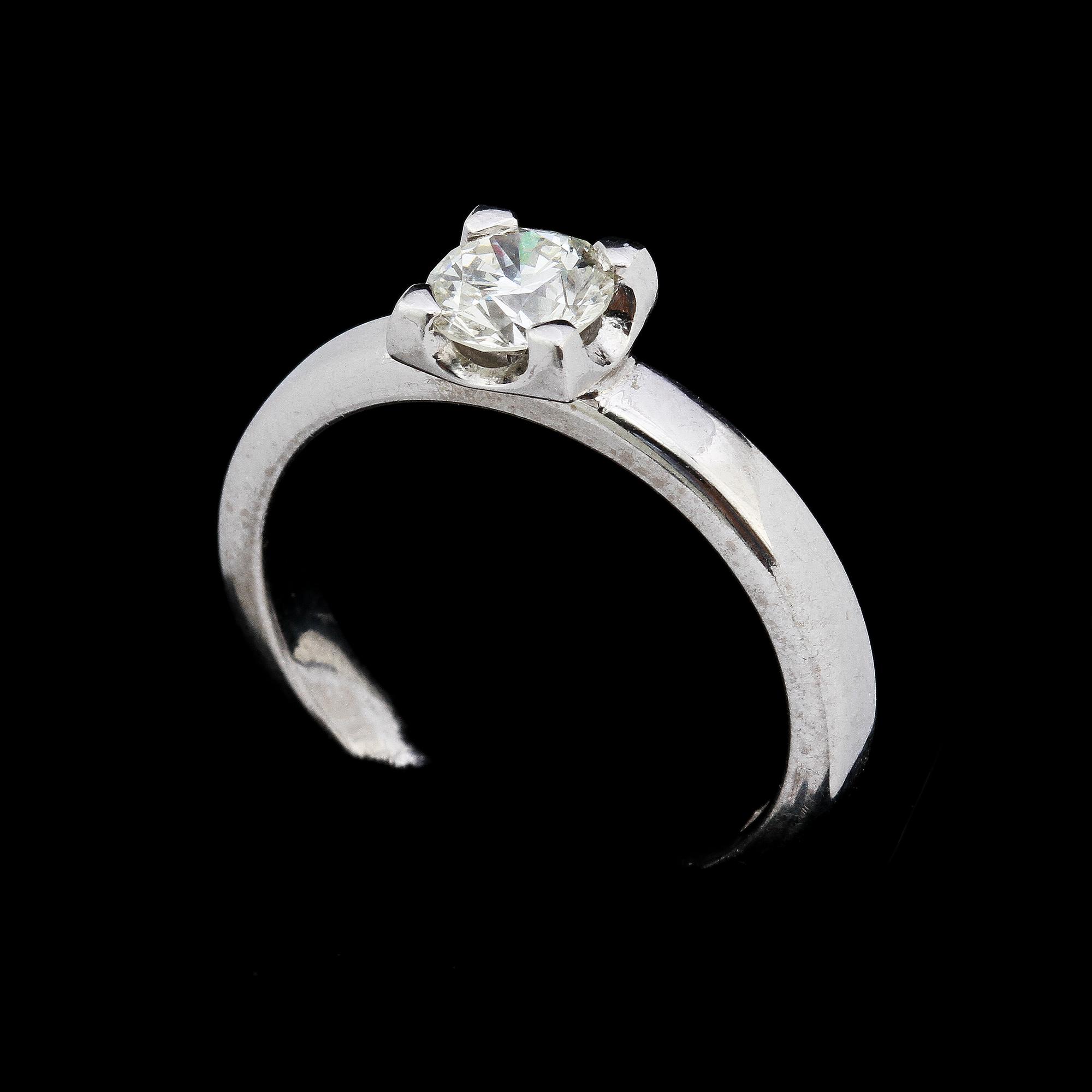 RING, 18k vitguld med briljantslipad diamant. 0.64 ct. Vikt 6 g.