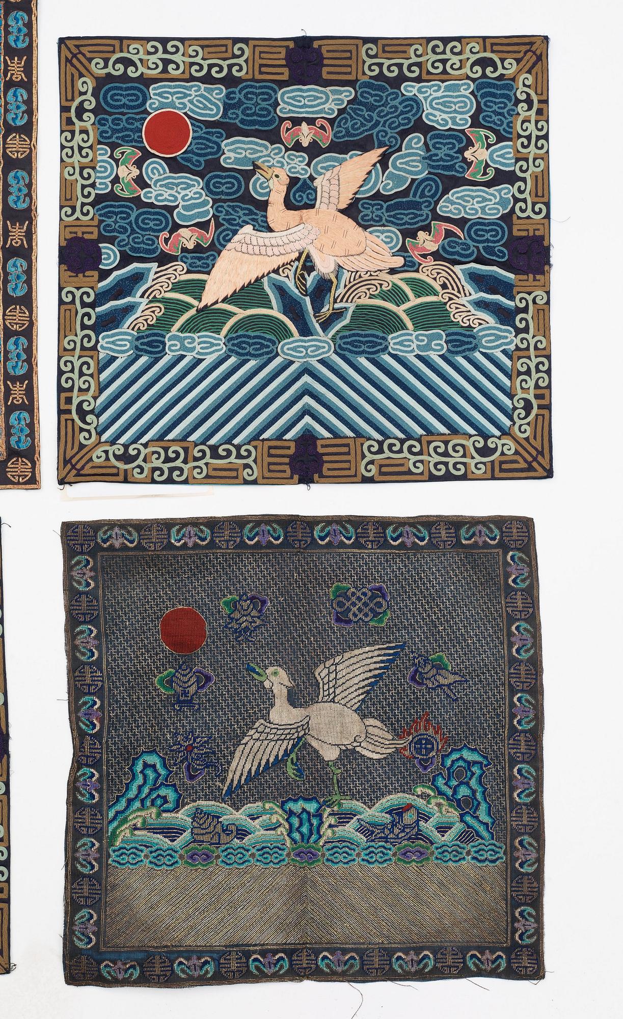 RANGMÄRKEN, 8 st., siden, s.k. Buzis. Ca 28-33 x 29,5-33,5 cm vardera. Kina omkring 1900.