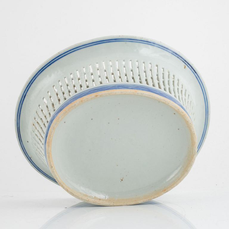 A porcelain chestnut bowl with stand, China, Jiaqing (1796-1820).