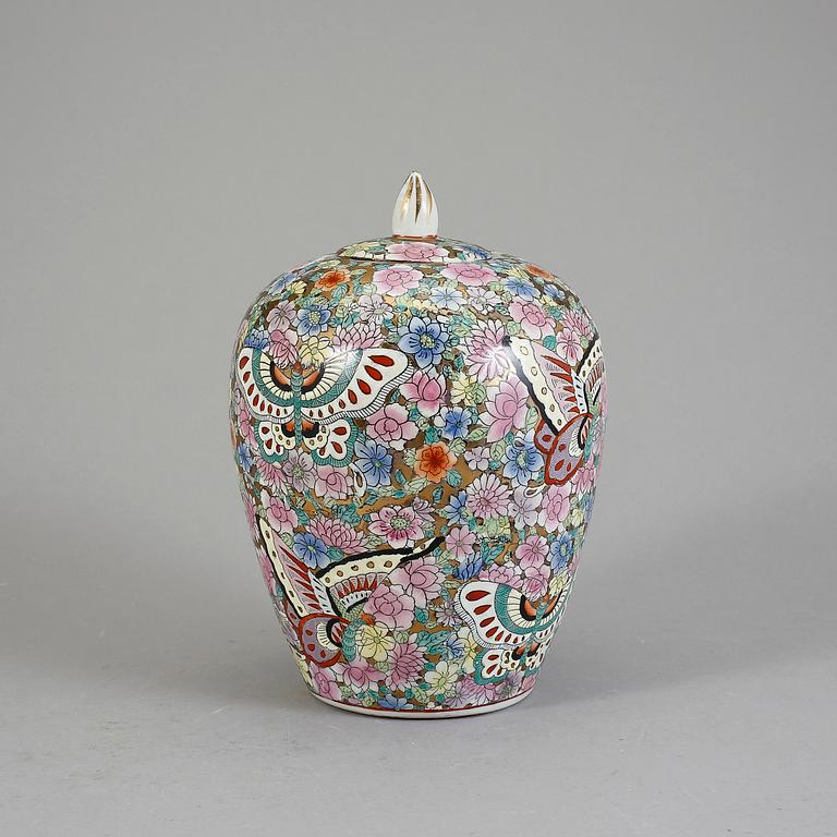 URNA MED LOCK, porslin, Kina. 1900-tal.