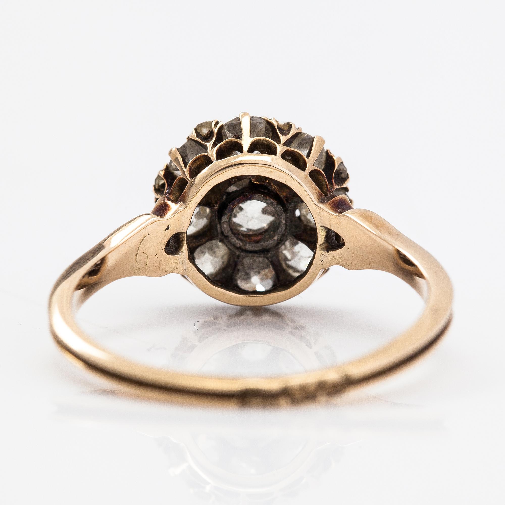Ring, 14K guld och gammal- och risenslipade diamanter ca. 0.90 ct totalt. Ryssland.