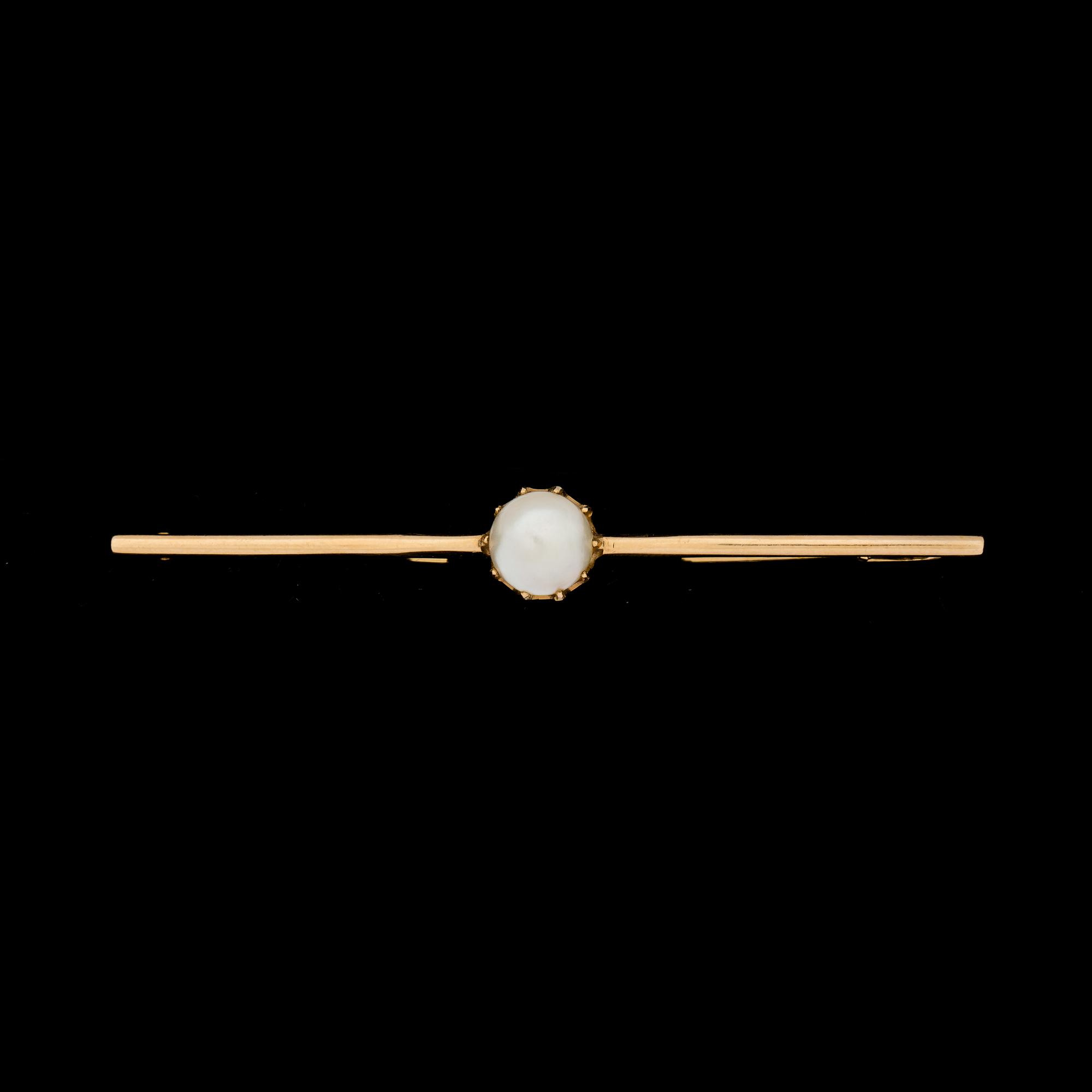 BROSCH, 18 k guld med pärla, stämplad GD, Stockholm, 1918. Vikt ca 5,5 g.