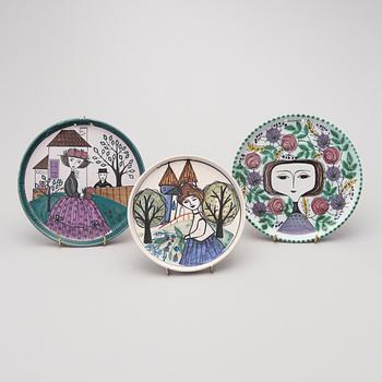 A set of three Wall Plates, signed L.Z. Made in Finland, Kupittaan Savi, 1960s.