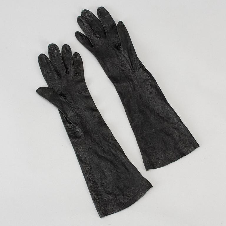 HERMÈS, a pair of lambskin gloves, size 6.