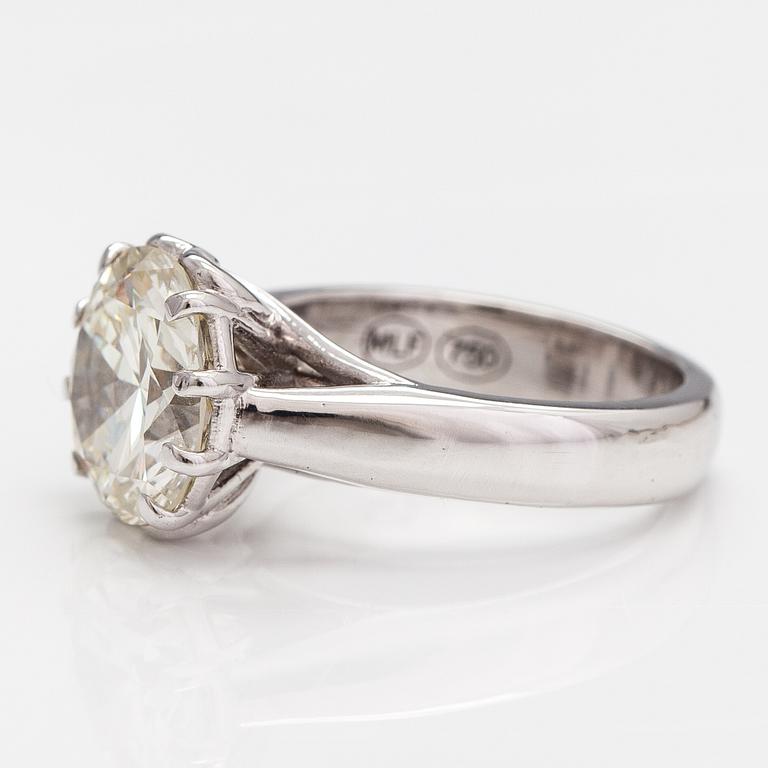 An 18K white gold ring with a ca. 5.11 ct brilliant-cut diamond.