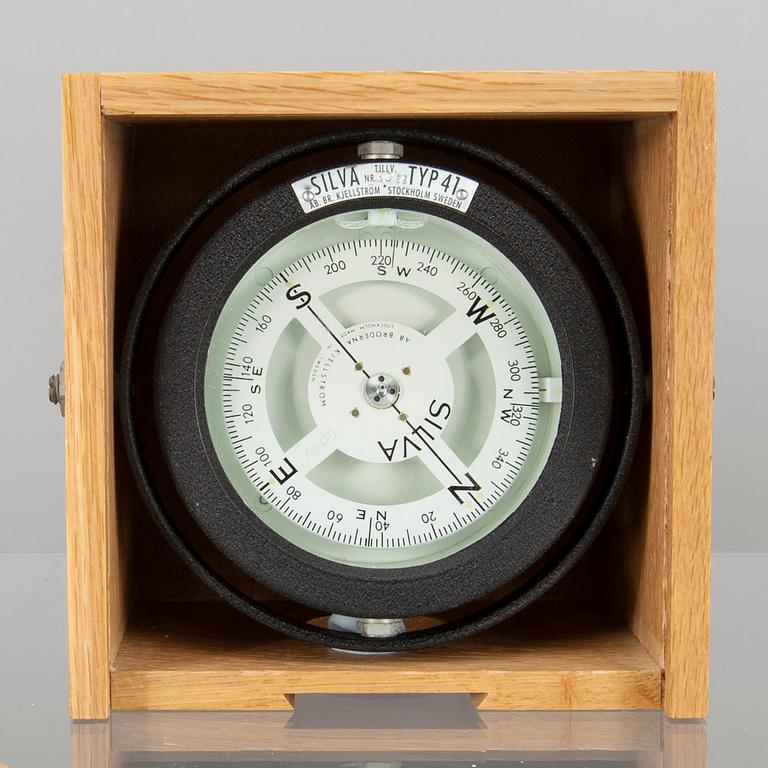 FARTYGSKOMPASS i SCHATULL, Silva Typ 41, AB Bröderna Kjellström, Stockholm, 1900-talets senare hälft.