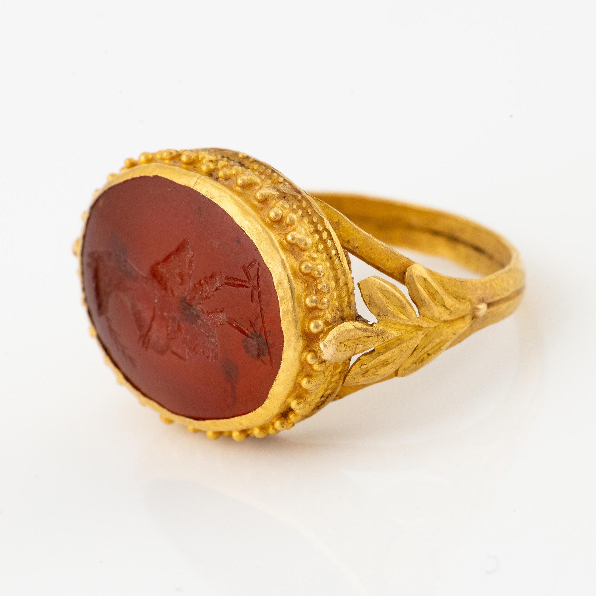 Signetring, guld och karneol, möjligen Etruskisk.